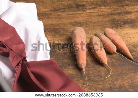 Cook clothes on the table and pesticide-free vegetable carrots before cooking