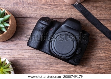 dslr camera on wood background