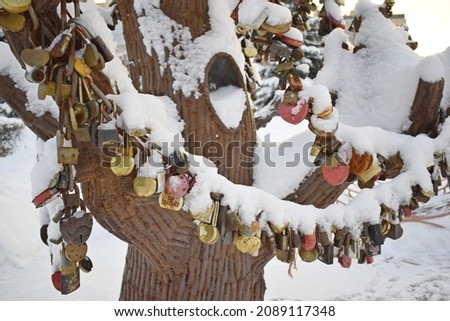 metal tree for lovers with locks