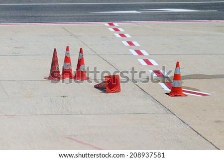 Photo shows city street traffic cones.