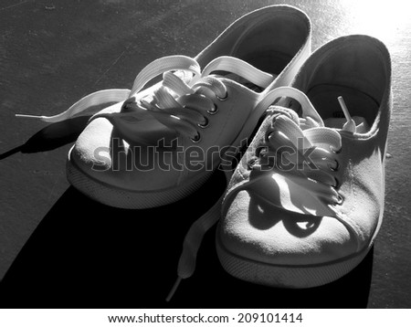 white tennis shoes in black and white