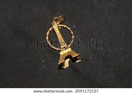 Eiffel tower gold keychain, original from paris.