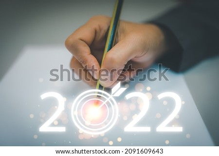 usiness planning and strategy in 2022, life planning in 2022, progress or success concept, businessman's hand Show letters 2022