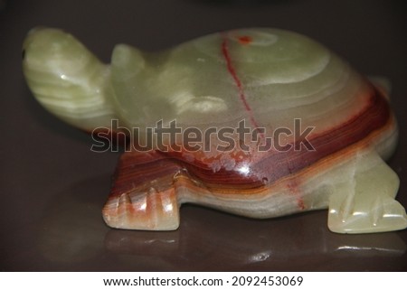 Turtle figurine made of green shiny quartz
