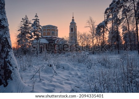 Сельская церковь морозным вечером декабря