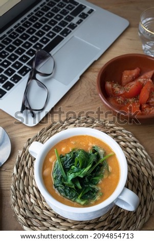 Eat in front of the computer. Food in the office. Eat healthy during work hours. Legumes, vegetables and laptop