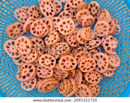 Edible Lotus Root is known for its crunchy texture and slightly sweet taste. It is a versatile vegetable and food connoisseurs across the world vouch for this vegetable that can be steamed, deep-fried