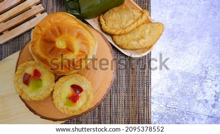 Food Photography, Close up, fruit cake with kitchen utensils neatly arranged and simple which gives an elegant impression, Food and beverages concept. Christmas Concept.