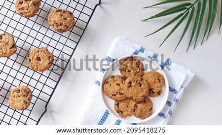 Chocolate chips cookies on the cooling rack. Sweet and delicious taste. Soft but crunchy. Top view. Flat lay. Minimalist and aesthetic food photography.  Royalty-Free Stock Photo #2095418275