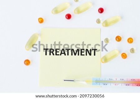 Treatment text on a yellow card on a white background around scattered tablets and a thermometer