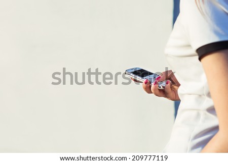  girl goes through the city and gnric phone in hands