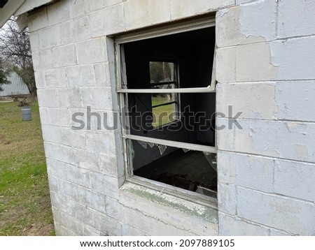 Old historic abandoned building in the country in rural Georgia
