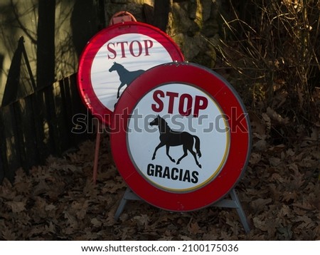 Warning signs of horses passing by saying: "Stop, thank you" in spanish. 
