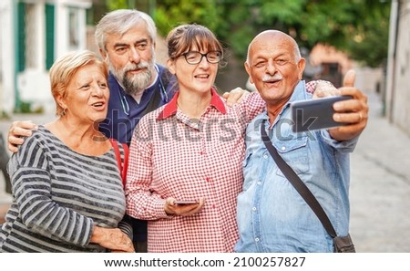 Group of senior taking selfie - Older people on vacation