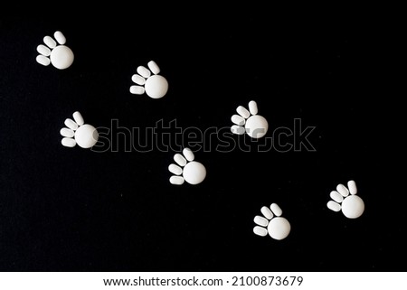 Using candies to create footprints on the black background