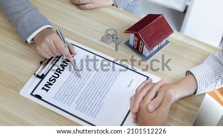 Contract signing, Home broker or salesperson allows customers to sign a contract to purchase a home as a legitimate homeowner, Transfer of ownership, Buy a new house.