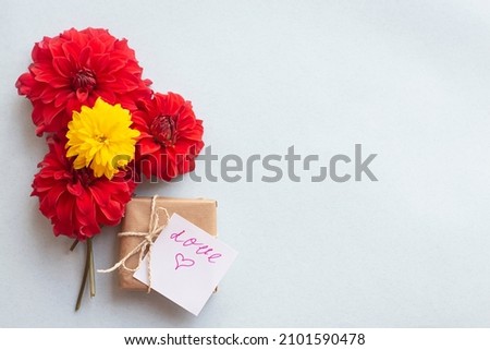 
A composition of red flowers and a note with the text "I love you". The template with flowers is festive.