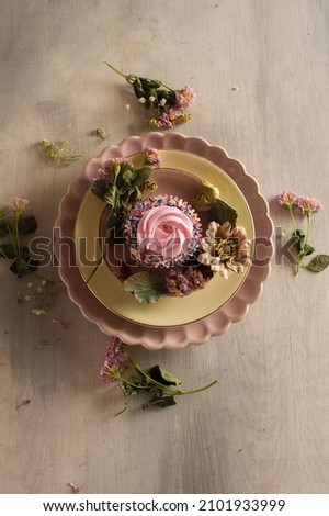 Images of cupcakes with pink frosting 