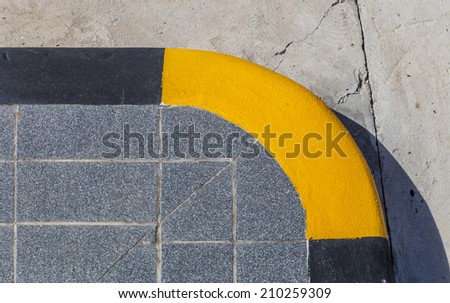 corner of footpath painted black and yellow
