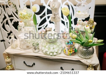 Wedding candy bar with yellow tulips