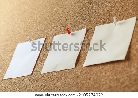 Blank sheet of paper for notes pinned to cork notice board. Free space for text