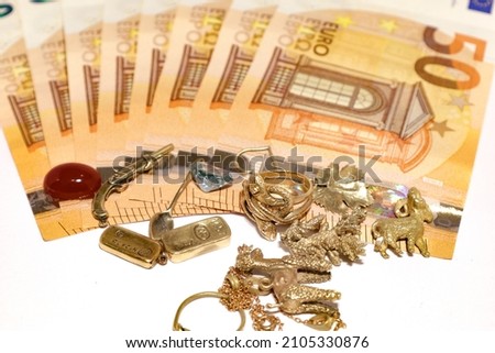 50 euros banknotes and gold jewels 