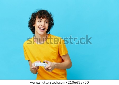 curly guy yellow T-shirt with joystick video games Lifestyle entertainment