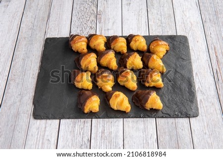 The powerful interior chocolate surprise, creamy and aromatic, is what makes these mini croissants triumph