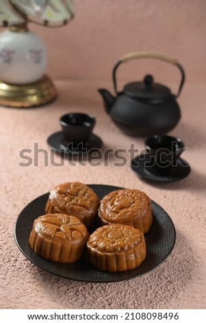 Moon cakes are round cakes. Usually made with a diameter of 10 cm and 3-4 cm thick. Traditional moon cakes are usually filled with crushed red beans or lotus seeds