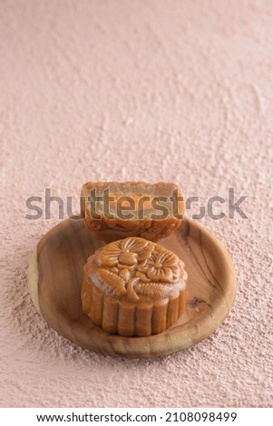 Moon cakes are round cakes. Usually made with a diameter of 10 cm and 3-4 cm thick. Traditional moon cakes are usually filled with crushed red beans or lotus seeds