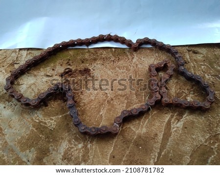 photo of a rusty bicycle chain on the floor