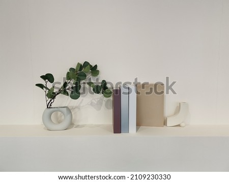 The empty bookshelf has a flower vase with the evening atmosphere.