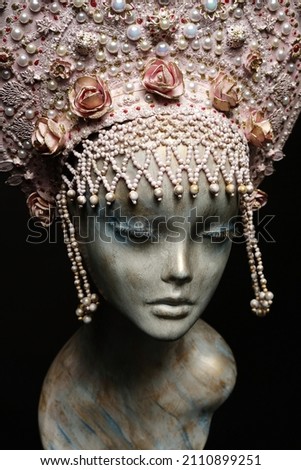 Head of mannequin in creative pink kokoshnick with jewels and pearls 