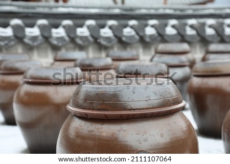 Jangdokdae, a traditional Korean jangdokdae, is a collection of earthen pots that contain or make soy sauce, soybean paste, and red pepper paste.