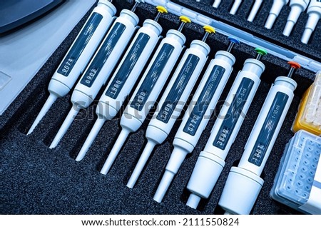Microtiter set close up. Lots of micropipettes in case. Automatic dispensers-peetki top view. Micropipettes for biological research. Concept - bio technologies. Equipment for biological experiments