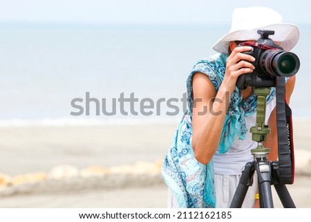 a person takes pictures with a professional camera on a sunny day
