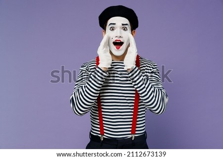 Promoter fun young mime man with white face mask wears striped shirt beret scream hot news about sales discount with hands near mouth isolated on plain pastel light violet background studio portrait