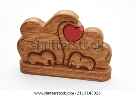  wooden figure elefants with heart