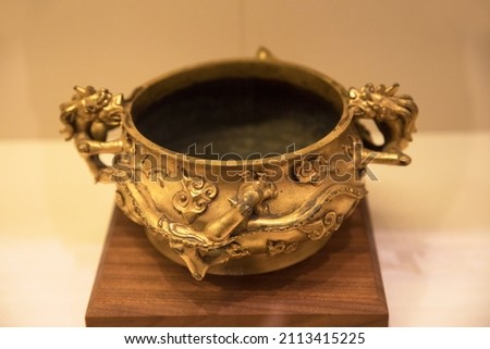 The Ming Dynasty gilt-carved dragon bronze furnace in the collection of the National Museum