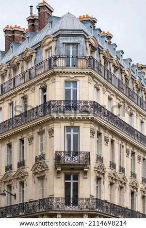Paris, beautiful building avenue de l’Opera, in a luxury area in the center