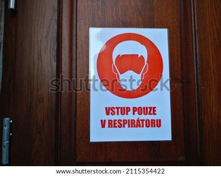 Czech mandatory label on the entrance door saying "Enter with mask only".