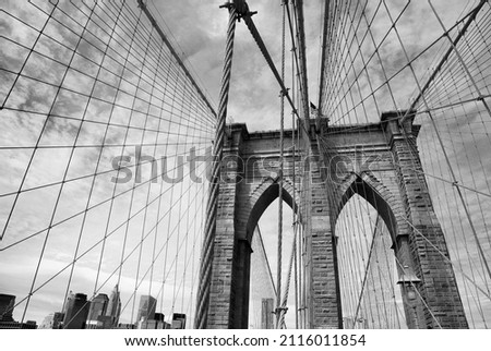 A grayscale shot of the Brooklyn bridge