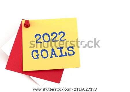 2022 Goals message on a yellow note