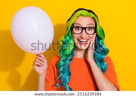 Photo of shocked crazy lady hold air balloon sale concept wear orange t-shirt isolated yellow color background