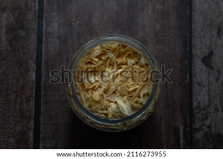 glass jar with dried onion, zenithal view