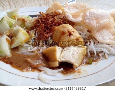 Ketoprak. Indonesian food consists of vermicelli, rice cake, fried tofu, bean sprouts and cucumber cut into pieces and doused with peanut sauce. Last add the fried onions and crackers.