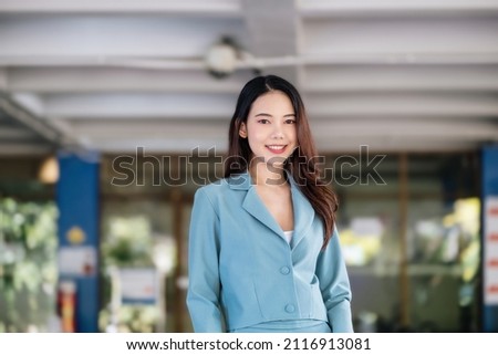 female entrepreneur showing a happy smiling face