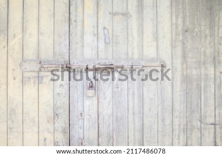 picture of old door and lock