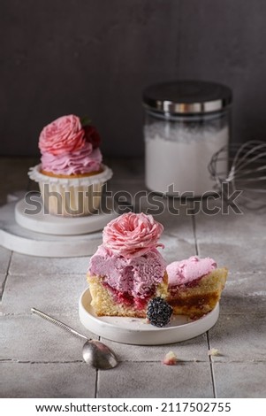 cupcakes with pink buttercream and rose