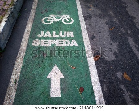 Jalur sepeda In Indonesian, it means bicycle path